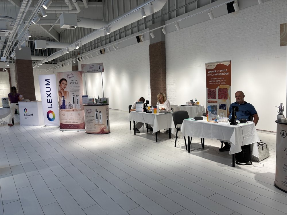 Tím pri prezentačnom mieste Kingray Light v Ostrave